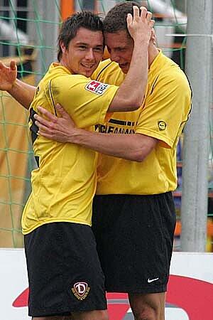 ...der gebürtige Thüringer spielte in der Jugend für Eintracht Wechmar, Wacker Gotha, Rot-Weiß Erfurt und Werder Bremen, mit 18 wechselte er zu Hertha BSC, von 2005 bis 2007 erzielte er dann für Dynamo Dresden (Foto) in 44 Spielen zwölf Tore.