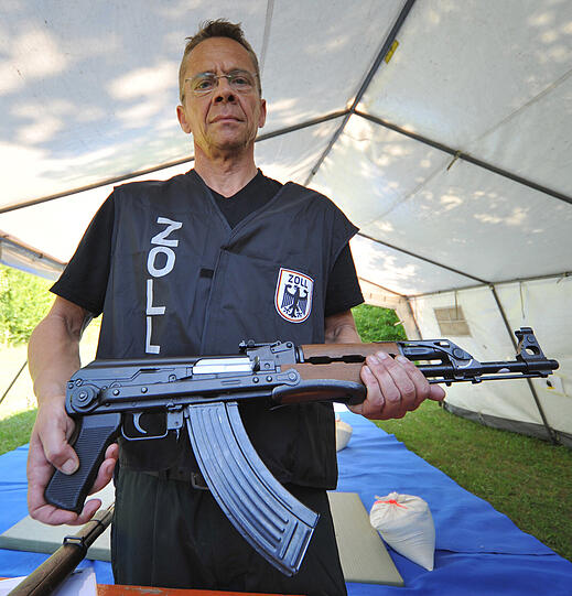 Die Fahnder von Zoll und Polizei entdecken in Bayern jedes Jahr so einiges an illegalen Waffen. Beispielsweise weltberühmt und tödlich: eine beschlagnahmte Kalaschnikow.