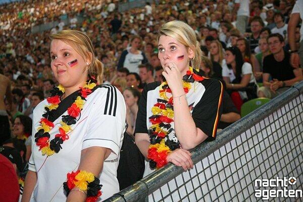 Public Viewing im Olympiastadion: So fieberten die Fans mit der deutschen Mannschaft.