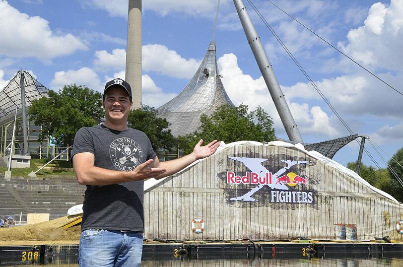 Der "Chef" der waghalsigen Strecke auf dem Olympiasee, Daniel Steffen, zeigt der AZ den Kurs.