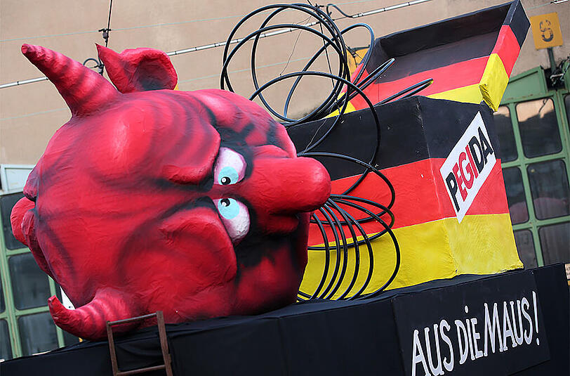 Düsseldorf: Der Motivwagen "Pegida - Aus die Maus".