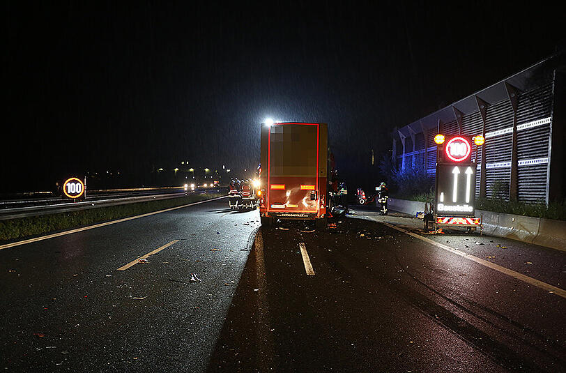 An einer Baustelle auf der A9 hat sich in der Nacht auf Mittwoch ein schwerer LKW-Unfall ereignet.