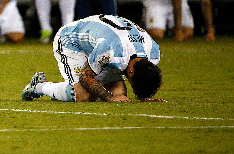 Lionel Messi hört nach drei verlorenen Finalspielen in Folge in der Nationalmannschaft auf.