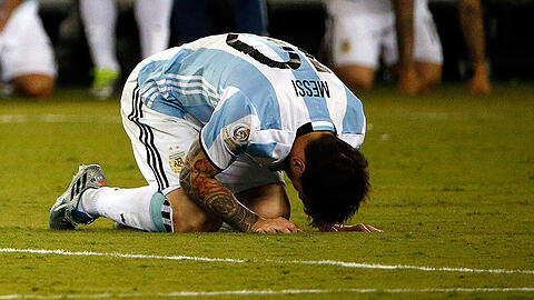 Lionel Messi hört nach drei verlorenen Finalspielen in Folge in der Nationalmannschaft auf.