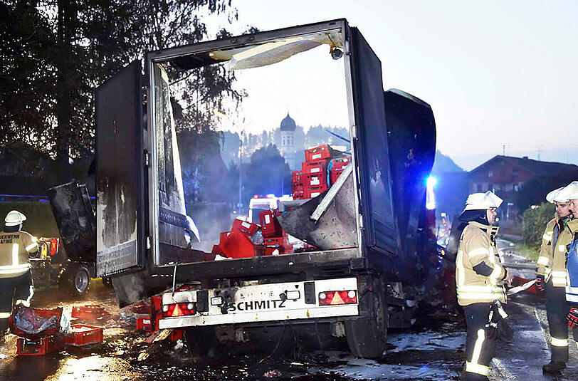 Auf der Staatsstraße bei Aying ist am Donnerstagmorgen ein Fleischtransporter völlig ausgebrannt. Die Bilder.