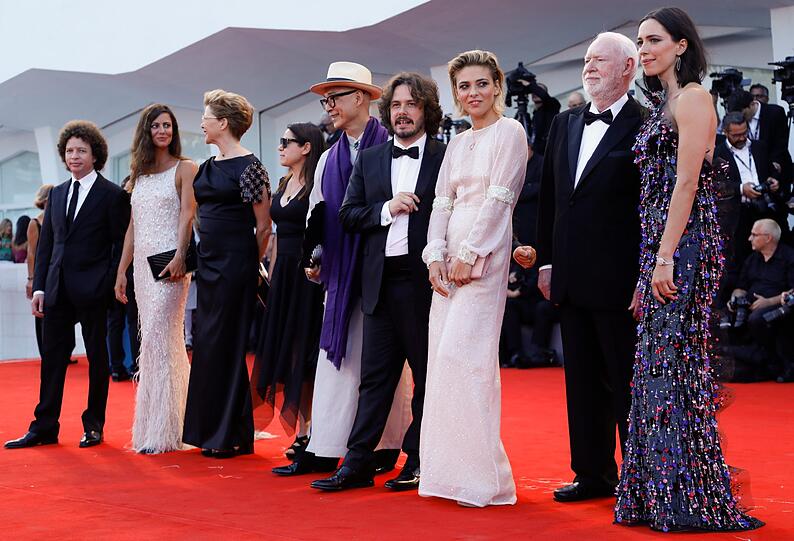 Die Jurymitglieder des diesjährigen Filmfestes Michel Franco (l-r), Anna Mouglalis, Annette Bening, Ildiko Enyedi, Yonfan, Edgar Wright, Jasmine Trinca, David Stratton und Rebecca Hall.