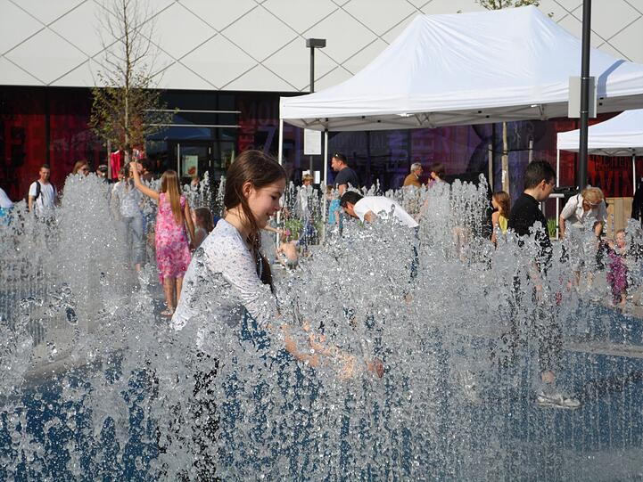 Feucht-fröhliche Brunnen-Eröffnung an den Pasing Arcaden: Vor allem die Kinder hatten einen Riesenspaß - aber auch Erwachsene und sogar Hunde waren angetan.