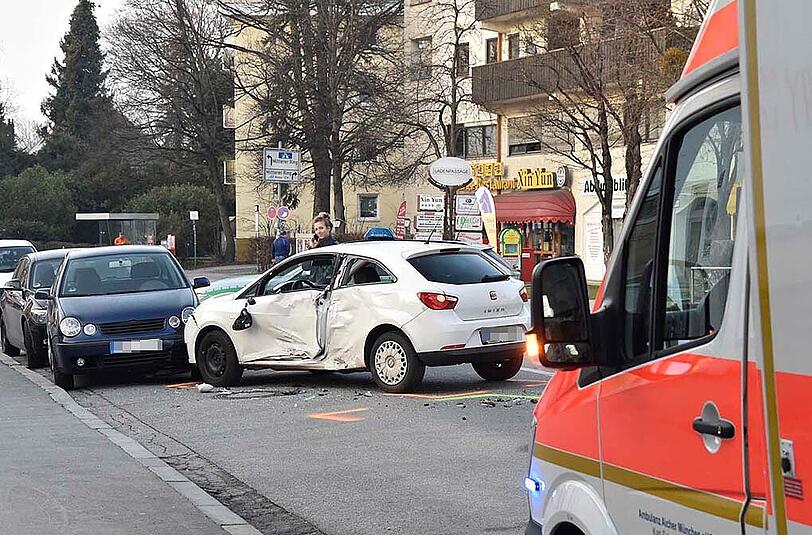 Bilder vom Verkehrsunfall auf der Ottobrunner Straße. Ein Pkw ist am Donnerstag mit einem Rettungswagen zusammengestoßen.