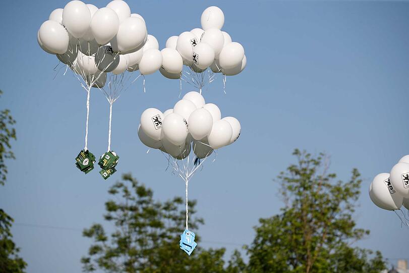 Anschließend ließ das Präsidium der Löwen die Luftballons inklusive Gewinnspielkarten in die Höhe steigen.