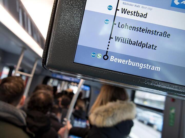 Bewerber für den Beruf als Fahrer für U-Bahn, Bus oder Tram stehen in der Bewerbungstram der Münchner Verkehrsgesellschaft (MVG). Foto: Sven Hoppe