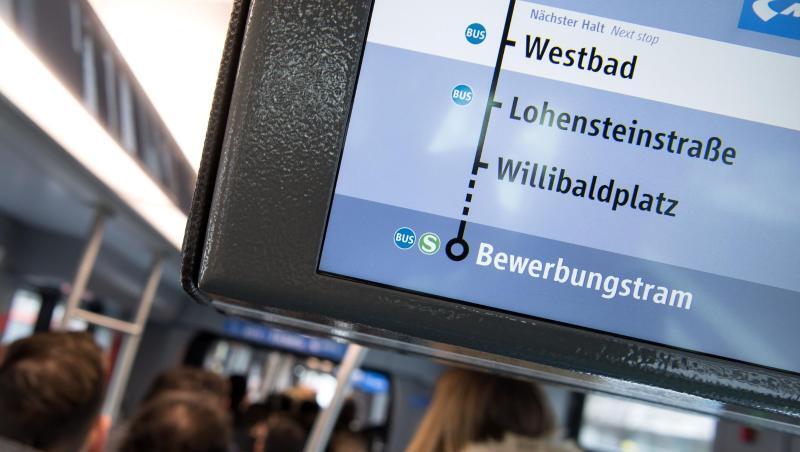 Bewerber für den Beruf als Fahrer für U-Bahn, Bus oder Tram stehen in der Bewerbungstram der Münchner Verkehrsgesellschaft (MVG). Foto: Sven Hoppe Bewerber für den Beruf als Fahrer für U-Bahn, Bus oder Tram stehen in der Bewerbungstram der Münchner Verkehrsgesellschaft (MVG). Foto: Sven Hoppe