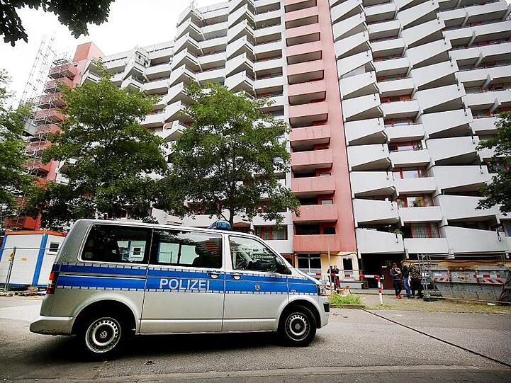 Ein Polizeifahrzeug steht vor dem Wohnhaus in Köln, in dem die hochgiftige Bombe gebaut wurde.