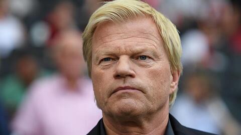 ZDF-Fußballexperte Oliver Kahn blickt vor dem Spiel in die Runde. Foto: Arne Dedert/Archivbild