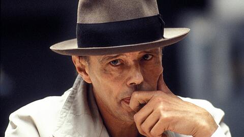 Professor, Guru, Schamane, Bildhauer, Künstler, Aktionist: Joseph Beuys (1921 bis 1986).