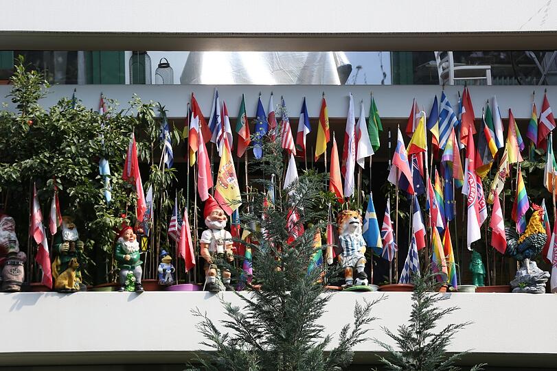 Ein Fahnenmeer ziert diesen Balkon eines Sammlers.