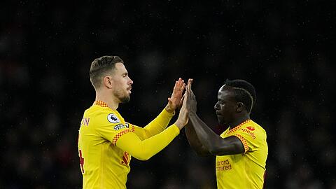 Einst zusammen beim FC Liverpool erfolgreich, nun den millionenschweren Lockrufen aus Saudi-Arabien erlegen: Jordan Henderson (li.) und Sadio Mané.