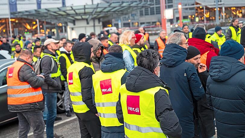 Streikende versammeln sich am Morgen vor dem Terminal 2 am Flughafen. In der Tarifauseinandersetzung für die Beschäftigten von Bund und Kommunen soll es auch am Hamburger Flughafen bis Freitag zu Beeinträchtigungen kommen. +++ dpa-Bildfunk +++