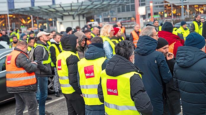 Streikende versammeln sich am Morgen vor dem Terminal 2 am Flughafen. In der Tarifauseinandersetzung für die Beschäftigten von Bund und Kommunen soll es auch am Hamburger Flughafen bis Freitag zu Beeinträchtigungen kommen. +++ dpa-Bildfunk +++