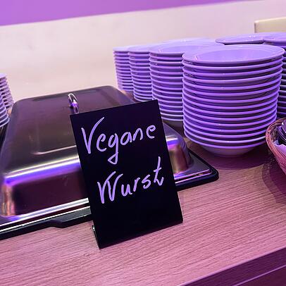 Im Bayerischen Landtag wird neuerdings eine vegane Wurst angeboten. Im Bayerischen Landtag wird neuerdings eine vegane Wurst angeboten.