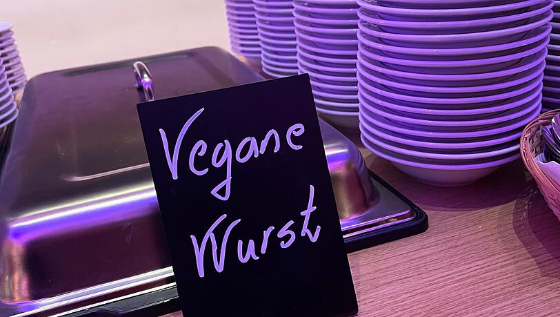 Im Bayerischen Landtag wird neuerdings eine vegane Wurst angeboten. Im Bayerischen Landtag wird neuerdings eine vegane Wurst angeboten.