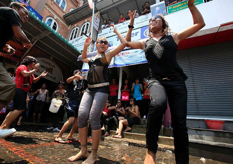 Die Bilder vom großen Songkran-Fest in Bangkok, deer größten Wasserparty der Welt.