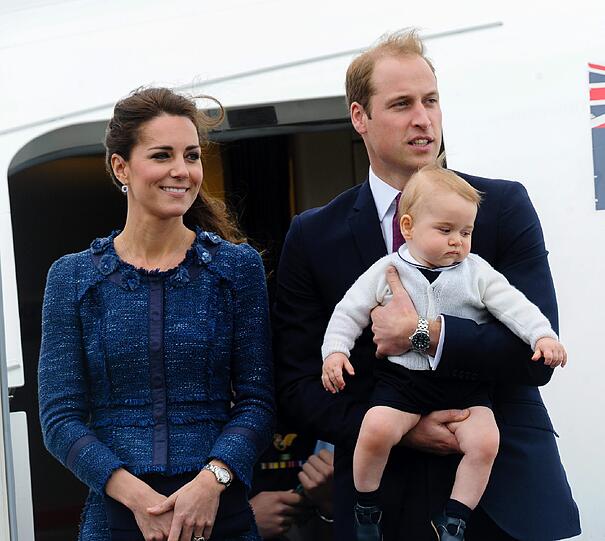 Hier steigen Herzogin Kate und Prinz William mit ihrem George ins Flugzeug, das sie nach Sydney bringt.