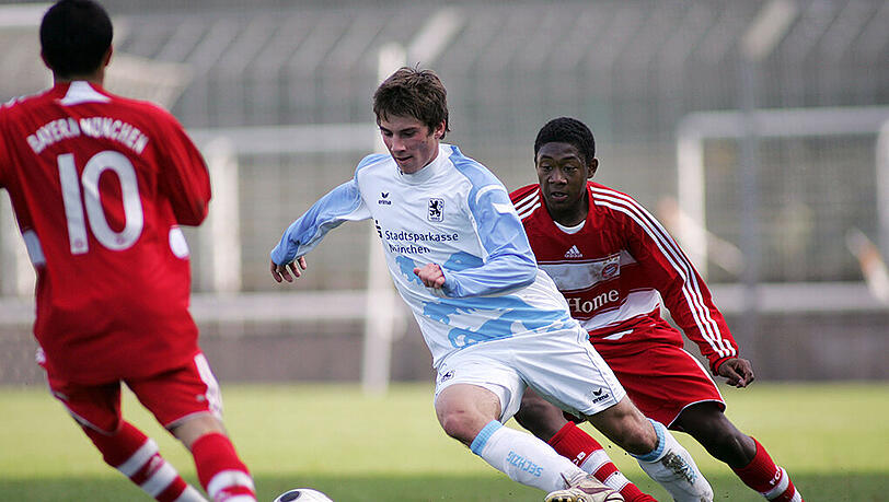 Leo Stolz spielte von der U15 bis zur U23 bei 1860 München. Hier im Duell mit David Alaba (r.) Leo Stolz spielte von der U15 bis zur U23 bei 1860 München. Hier im Duell mit David Alaba (r.)