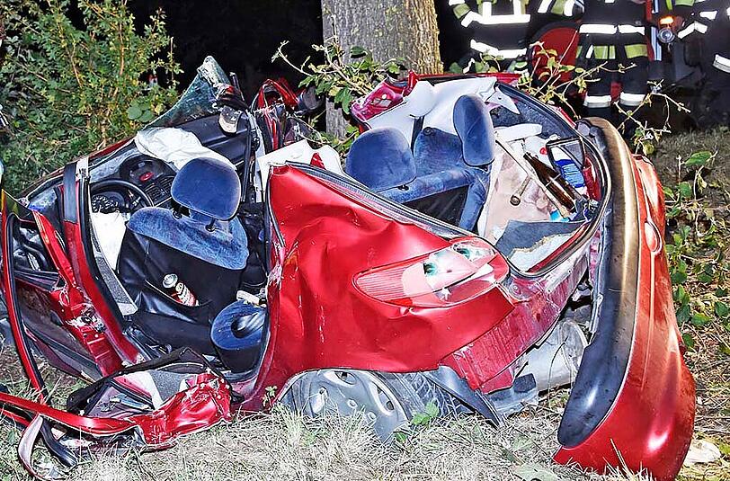 Bilder vom Unfallort bei Hohenkammer. Das Auto ist vollkommen demoliert, nachdem der Fahrer gegen einen Baum geprallt ist.