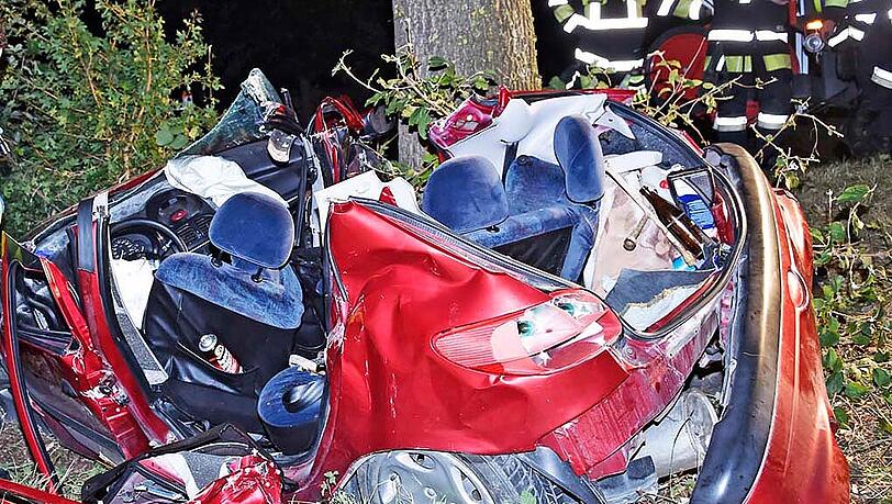 Bilder vom Unfallort bei Hohenkammer. Das Auto ist vollkommen demoliert, nachdem der Fahrer gegen einen Baum geprallt ist. Bilder vom Unfallort bei Hohenkammer. Das Auto ist vollkommen demoliert, nachdem der Fahrer gegen einen Baum geprallt ist.