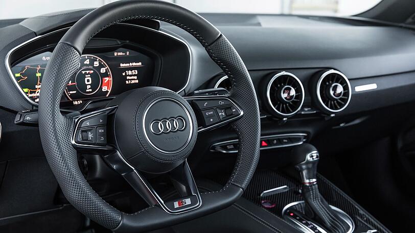 Alles im Griff: Virtual Cockpit und unten abgeflachtes Sportlenkrad gehören beim TTS zum Serienstandard.