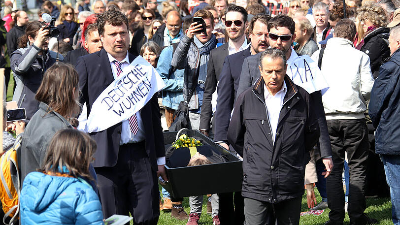Spektakulärer Protest: Ein Münchner Kindl wird zu Grabe getragen.