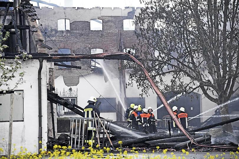 Bei einem Großbrand auf dem Reiterhof Heiming in Schechen wurden zahlreiche Gebäude zerstört, es entstand ein Sachschaden in Millionenhöhe.