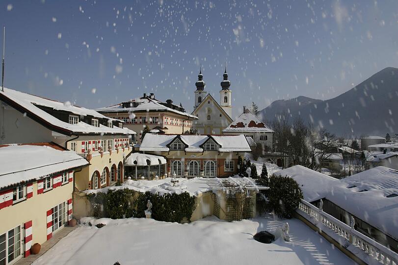 Verschneite Idylle: die 5 Sterne Residenz Heinz Winkler in Aschau.
