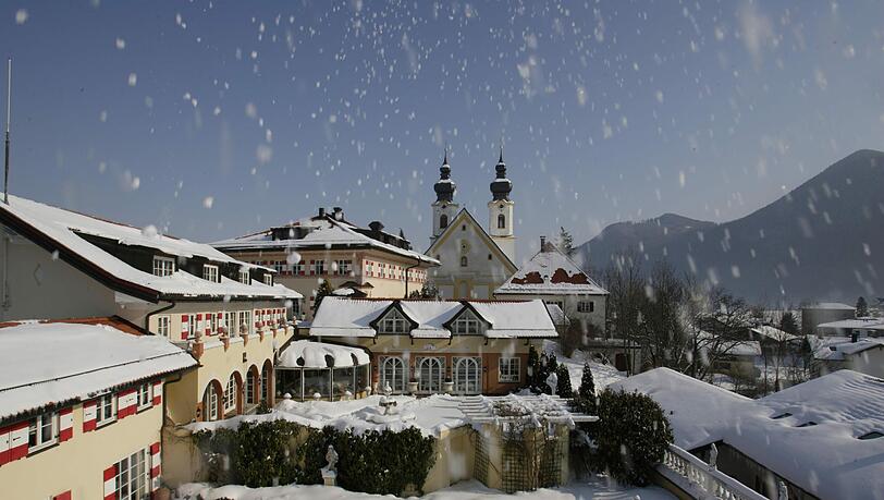 Verschneite Idylle: die 5 Sterne Residenz Heinz Winkler in Aschau. Verschneite Idylle: die 5 Sterne Residenz Heinz Winkler in Aschau.
