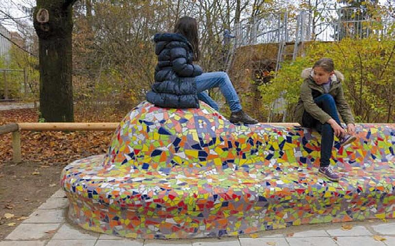 Eine bunte Ruheinsel steht schon im Pausenhof der Mittelschule an der Walliserstraße.