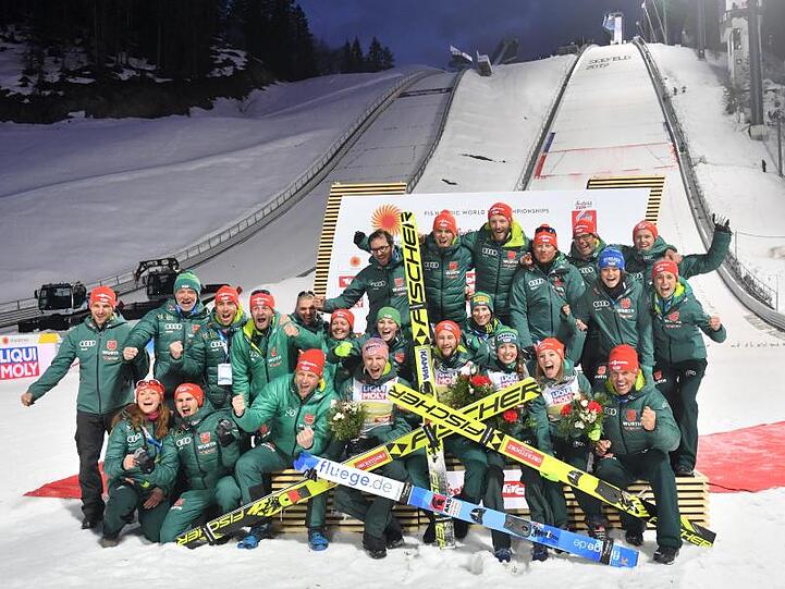 Das deutsche Skisprungteam der Männer und Frauen feiert in Seefeld die WM-Erfolge.