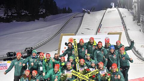 Das deutsche Skisprungteam der Männer und Frauen feiert in Seefeld die WM-Erfolge.