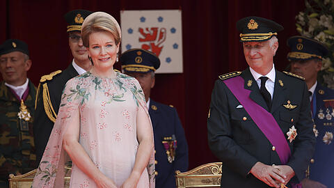 Königin Mathilde von Belgien und König Philippe von Belgien ziehen sich aufgrund eines familiären Corona-Falls aus der Öffentlichkeit zurück.