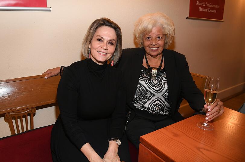 I.E. Juana Martinez Gonzalez (Botschafterin von Kuba) und Margarita Cantero