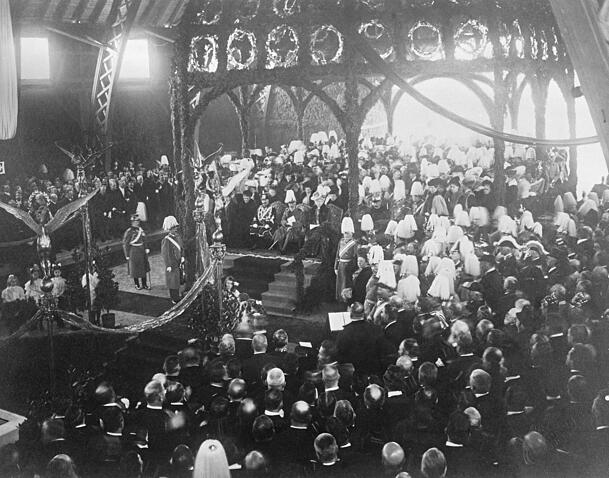Der Grundstein wird gelegt: Am 12. November 1906 ist auch Kaiser Wilhelm II. dabei. Der Grundstein wird gelegt: Am 12. November 1906 ist auch Kaiser Wilhelm II. dabei.