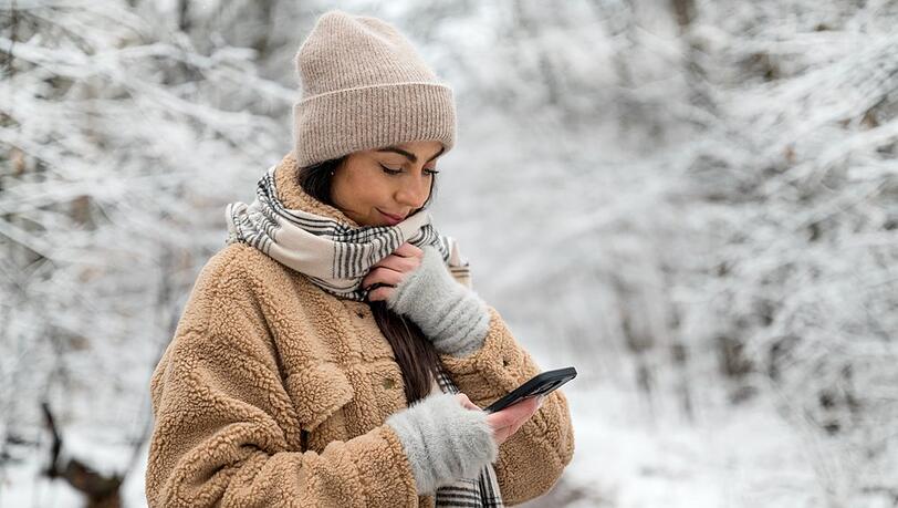 Im Winter kann das Smartphone Probleme machen - oder sogar Schaden nehmen.