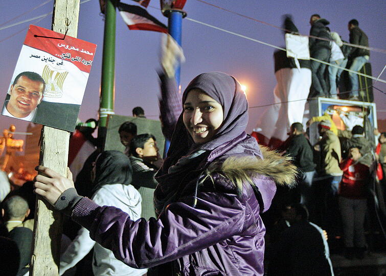 Husni Mubarak tritt zurück - und die Menschen auf Ägyptens Straßen jubeln. Mit ihrem tagelangen Protest zwangen sie den Präsidenten, sein Amt niederzulegen.