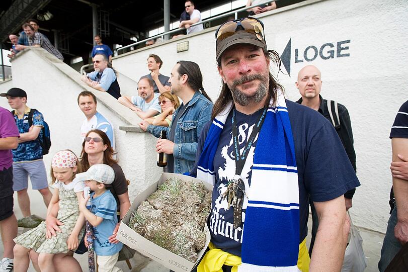 Stefan &bdquo;Zottl&ldquo; Hammer (44), Haustechniker aus Harlaching: &bdquo;Einen Elfmeterpunkt. Aus Nostalgie. Ich bin im Grünwalder groß geworden. Der Rasen vom Elfmeterpunkt ist zwar ausgetrocknet und bröselig, aber meine Frau kriegt den wieder hin. Die hat einen grünen Daumen.&ldquo;