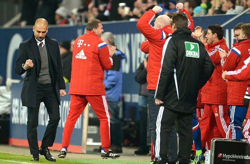 Pep Guardiola jubelt mit der ganzen Bayern-Bank nach dem Führungstreffer zum 1:0.