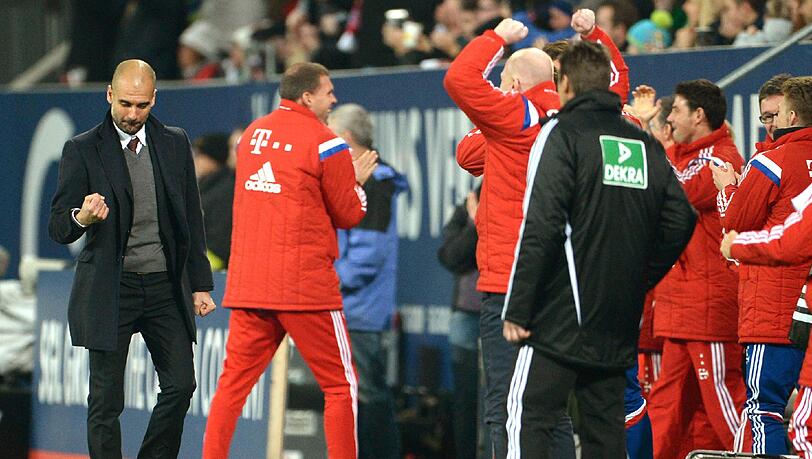 Pep Guardiola jubelt mit der ganzen Bayern-Bank nach dem Führungstreffer zum 1:0. Pep Guardiola jubelt mit der ganzen Bayern-Bank nach dem Führungstreffer zum 1:0.