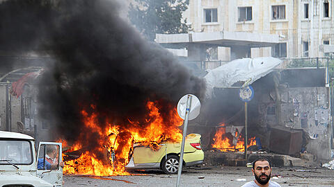 Anwohner fliehen vor einem Bombenattentat in der syrischen Küstenstadt Tartus am Montag.
