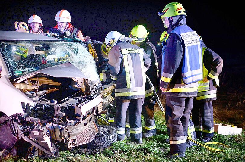 Trümmerfeld auf der Straße: Beide Fahrzeuge sind komplett zerstört, einer der Fahrer starb noch am Unfallort.