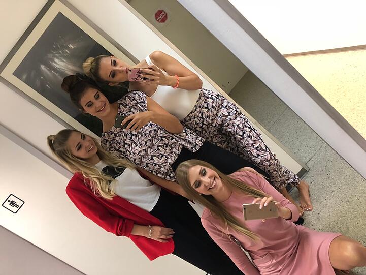 So viel Selfie-Zeit muss sein: Hinter den Kulissen pflegen die Models ihre Social-Media-Kanäle.