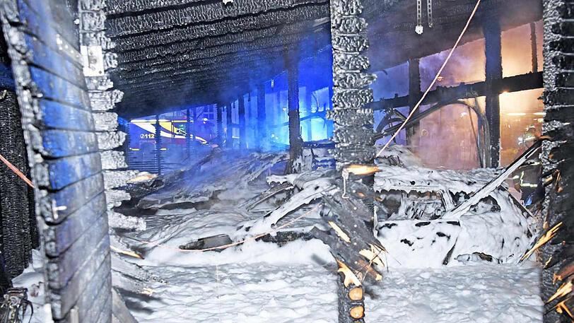Schaum soweit das Auge reicht: Die Bilder vom Feuerwehreinsatz in Neubiberg, wo eine Garage komplett abgebrannt ist.