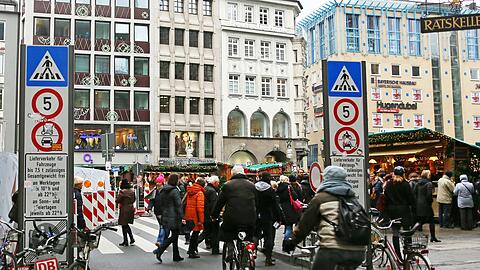 Radler, Busse und Fußgänger kreuzen sich am Marienplatz &ndash; die Situation ist zum Glück neu geregelt worden.